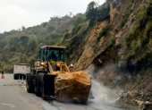 Limpieza. Grandes rocas y fango se removieron de la vía a Papallacta.