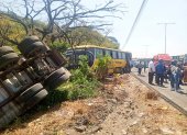Un contenedor y dos buses escolares están involucrados en el accidente en la vía Perimetral, la tarde de este jueves 24 de julio.