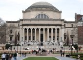 Se ven estudiantes en el campus de la Universidad de Columbia el 14 de abril de 2025, en la ciudad de Nueva York.