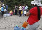 Imagen de archivo de la primera semana del corte. Los moradores del sur de Quito buscaban ojos de agua para tomar el líquido vital.