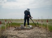 Viktoria Shynkar, de 36 años, desminadora de HALO Trust, trabaja en un campo minado cerca de la aldea de Bezymenne, en la región de Mykolaiv, en Ucrania.