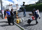 Provisión. En algunos barrios del sur de Quito, ayer aún continuaba el abastecimiento de agua potable mediante tanqueros.