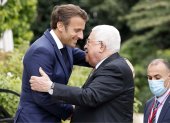 El presidente francés, Emmanuel Macron (izq.), da la bienvenida al presidente palestino Mahmoud Abbas antes de una reunión en el Palacio Presidencial del Elíseo en París el 20 de julio de 2022.