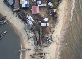 Vista aérea de las estructuras en la isla Plantain. Más de dos millones de personas que viven a lo largo de las costas de Sierra Leona están amenazadas por el aumento del nivel del mar.