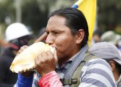 Fotografía de archivo de un indígena ecuatoriano al protestar en los alrededores de la Casa de las Culturas, en Quito (Ecuador).
