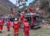 Equipos de rescate acudieron a la zona del accidente del bus en Tarma, Perú, en el que murieron 18 personas.