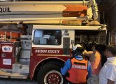 Personal del Cuerpo de Bomberos de Guayaquil acudió a un inmueble de La Garzota para rescatar al menor.