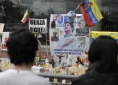 Personas oran en un altar improvisado frente a la Fundación Santa Fe, lugar donde permanece hospitalizado el senador colombiano Miguel Uribe Turbay.