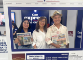 María Lorenza Jalón (centro) muy contenta durante su visita al stand de Diario EXPRESO.