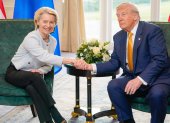 La presidenta de la Comisión Europea, Ursula von der Leyen, y el mandatario estadounidense, Donald Trump.