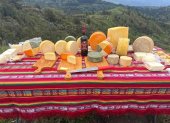 En la mesa algunas de las variedades de queso que se elabora en Ecuador.