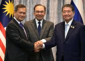 El primer ministro de Malasia, Anwar Ibrahim (c) y los primeros ministros de Tailandia y Camboya, Phumtham Wechayachai (d) y Hun Manet (i), tras el acuerdo de un alto el fuego.