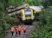 Trabajadores de la compañía ferroviaria alemana se encuentran frente a un tren de pasajeros descarrilado cerca de Riedlingen, Alemania, el 28 de julio de 2025.