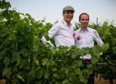 Fabien Marchand-Cassagne (izq.) y Sébastien Thomas, fundadores de la start-up Moderato, posan en un viñedo en el suroeste de Francia.