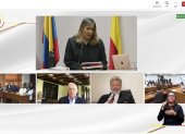 Captura de video del Complejo Judicial de Paloquemao que muestra a la jueza Sandra Heredia (arriba), al abogado Jaime Granados (2d-abajo) y al expresidente colombiano Álvaro Uribe (2i-abajo), durante una audiencia que se realiza este lunes, en Bogotá (Colombia).