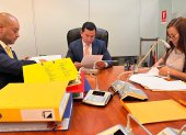 El abogado de Daniel Salcedo acudió con las carpetas a la mesa de Fiscalización.