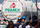 Un trabajador de la petrolera estatal mexicana PEMEX junto a un camión de la empresa petrolera.