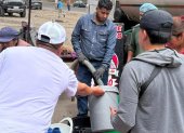 Mientras duró el corte de agua, algunos vecinos compartieron el líquido con los afectados. El Municipio dice que analiza compensaciones.