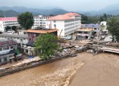 Una carretera y un puente afectados por la inundación en la aldea Xiaying, en el norte de China, el 28 de julio de 2025.