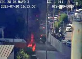Un vehículo se incendió a pocos metros de la avenida Carlos Julio Arosemena, en el norte de Guayaquil, la tarde de este miércoles 30 de julio.