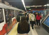 Más de 20 personas tuvieron que esperar en El Ejido para lograr abordar el Metro de Quito y trasladarse hacia el norte de la capital.