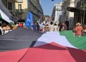 Manifestantes en el centro de Lisboa para pedir por la paz en el Medio Oriente y especialmente para exigir el fin del "genocidio" en Palestina.