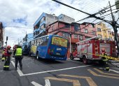 Un vehículo de la Empresa Eléctrica Quito y un bus se chocaron, cuando circulaban por el sector Itchimbía, centro de Quito.