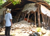 Un hombre observa una vivienda afectada por un sismo este miércoles 30 de julio de 2025, en el caserío San Miguel Comapa, Jutiapa (Guatemala).