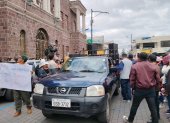 El detenido fue entregado a las autoridades, en la esquina donde se registró incidente, después de recorrer las calles de Salcedo.