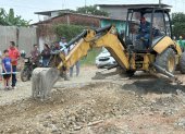 La maquinaria alistó el terreno para las obras, anheladas por la comunidad desde hace más de cuatro décadas en este barrio de Babahoyo.