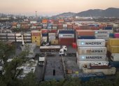 Una vista aérea de contenedores de carga en el puerto de Santos (Brasil).