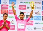 Pablo Caicedo en lo alto del podio con el premio destacado de la Vuelta a Colombia.