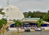 Escenario. Cientos de menores de edad llegan hasta el Planetario de la Armada, ubicado al sur de Guayaquil.