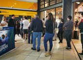 Personas hacen filas en una agencia del Banco Pichincha.