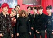 Esta foto subida por Kim Taehyung, más conocido por su nombre artístico V, a su cuenta de Instagram, está acompañada por una frase de Janet Jackson que dice: “Si mi hermano viviera, los amaría tal como son, tal como yo los amo”.