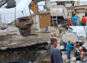 Interagua interrumpe servicio por fuga en red de agua en norte de Guayaquil.