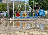 Una vía afectada por las lluvias en el barrio Pescaíto, en Santa Marta (Colombia).