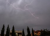 Fotografía de referencia de un rayo destellando en el cielo durante una tormenta eléctrica