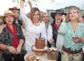 Mercedes celebró con mucha alegría la presencia de amigas y familiares.