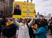 Personas se manifiestan durante una protesta contra el veto a la ley de emergencia en discapacidad este martes, frente al Congreso en Buenos Aires (Argentina).