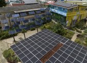 Vista aérea muestra la microrred solar en Casa Pueblo en Adjuntas, Puerto Rico, el 14 de julio de 2025.