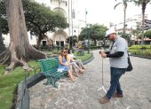 Visitas. Un fotógrafo graba a visitantes en el parque Seminario o de las Iguanas, punto turístico icónico.