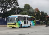 Mientras las otras troncales usan articulados, la cuarta emplea buses similares a las rutas urbanas.