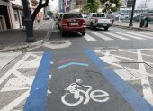La señalética horizontal de la ciclovía luce desgastada en puntos como Pedro Carbo y Junín.