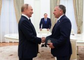 El presidente ruso, Vladímir Putin (izq.), y el enviado especial de EE. UU. para Oriente Medio, Steve Witkoff, en Moscú.