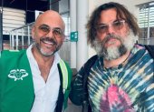 El actor estadounidense Jack Black (d) junto al gerente del aeropuerto ecológico de Galápagos, Jorge Rosillo.