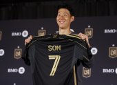 LOS ANGELES (USA), 07/08/2025.- South Korean soccer star Son Heung-min, holds up his new jersey as the Los Angeles Football Club (LAFC) welcomed their newest player during a news conference at BMO Stadium in Los Angeles, California, USA, 06 August 2025. LAFC acquired Son from Tottenham Hotspur of the English Premier League in a league record $26.5 million deal. EFE/EPA/CAROLINE BREHMAN