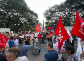 Trabajadores, docentes, artistas y organizaciones sociales se concentran en el parque Centenario como parte de la protesta nacional contra el Gobierno.