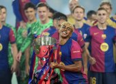 Lamine Yamal levanta el título de LaLiga de España que ganó el Barcelona en la temporada 2024-25.