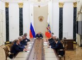El presidente ruso, Vladimir Putin (C), preside una reunión con miembros del Consejo de Seguridad en el Kremlin en Moscú, Rusia, el 8 de agosto de 2025.